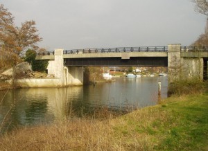 Bridge that connects the Surrey bank of the Thames to Desborough Island