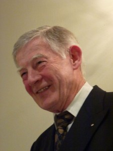 Club Commodore Eric Matthews welcomes members and guests